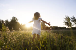 Frases para vivir. Foto de una niña en el campo
